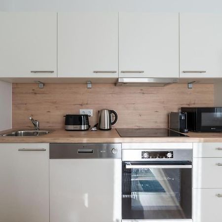 Hm • Sleek 1Br Home With Balcony Wenen Buitenkant foto