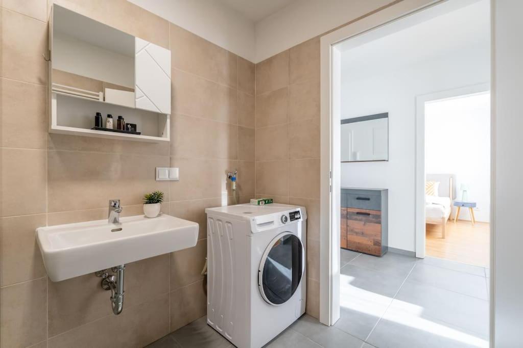 Hm • Sleek 1Br Home With Balcony Wenen Buitenkant foto