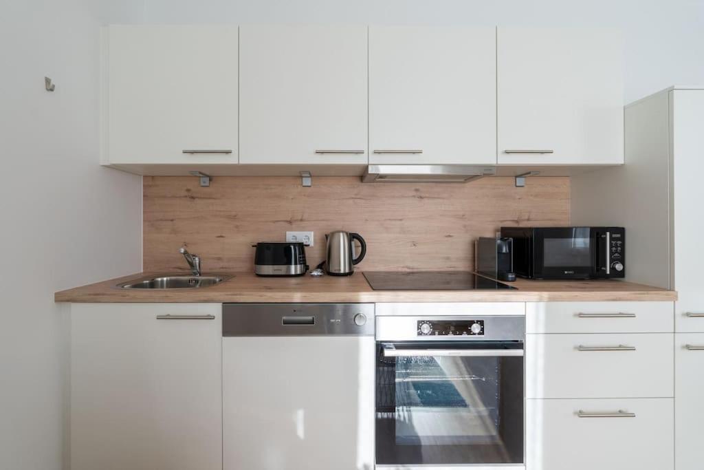 Hm • Sleek 1Br Home With Balcony Wenen Buitenkant foto