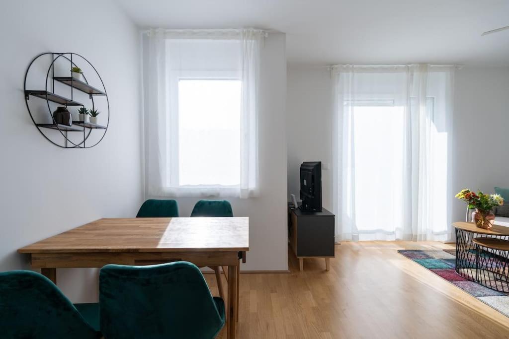 Hm • Sleek 1Br Home With Balcony Wenen Buitenkant foto