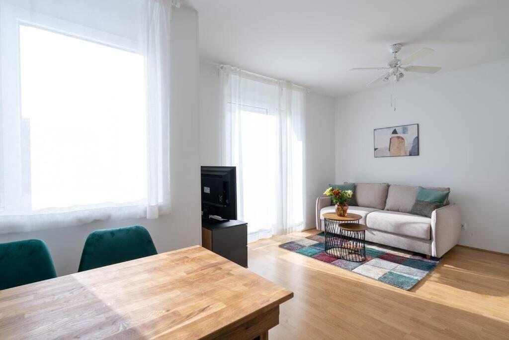 Hm • Sleek 1Br Home With Balcony Wenen Buitenkant foto
