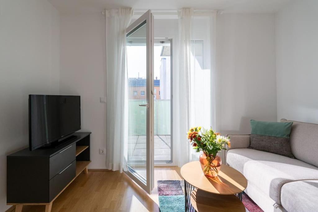 Hm • Sleek 1Br Home With Balcony Wenen Buitenkant foto