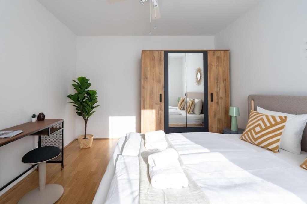 Hm • Sleek 1Br Home With Balcony Wenen Buitenkant foto