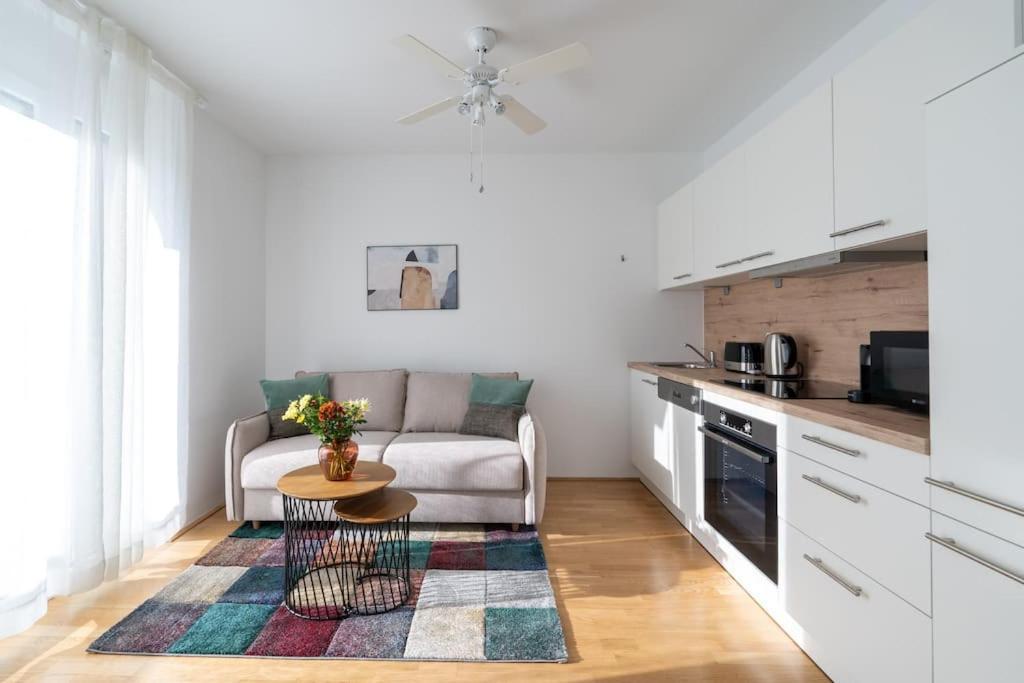 Hm • Sleek 1Br Home With Balcony Wenen Buitenkant foto