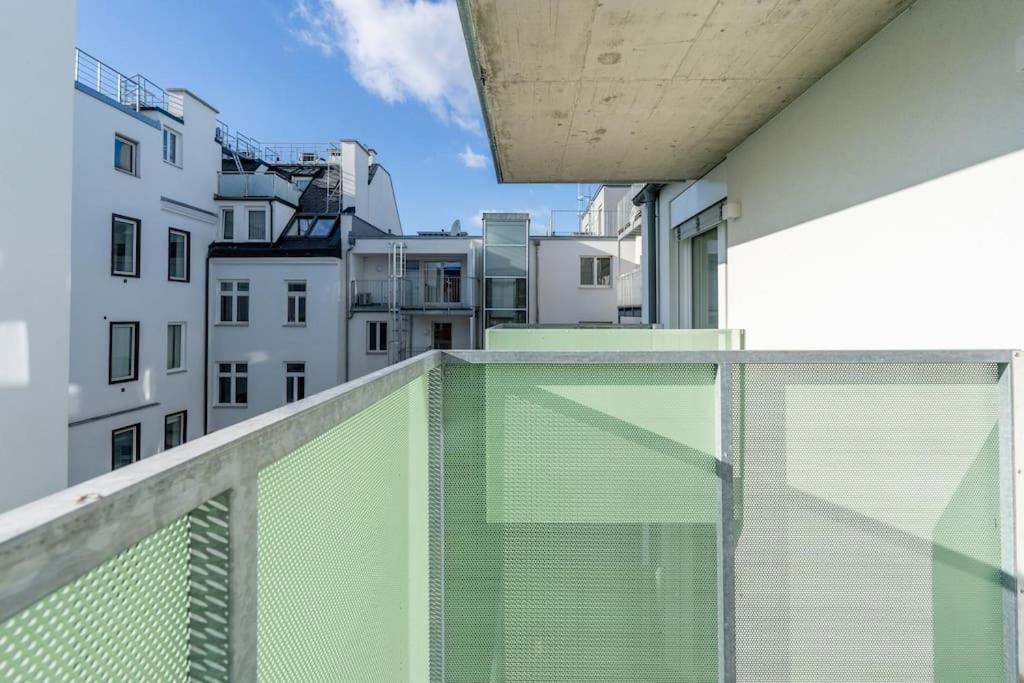 Hm • Sleek 1Br Home With Balcony Wenen Buitenkant foto