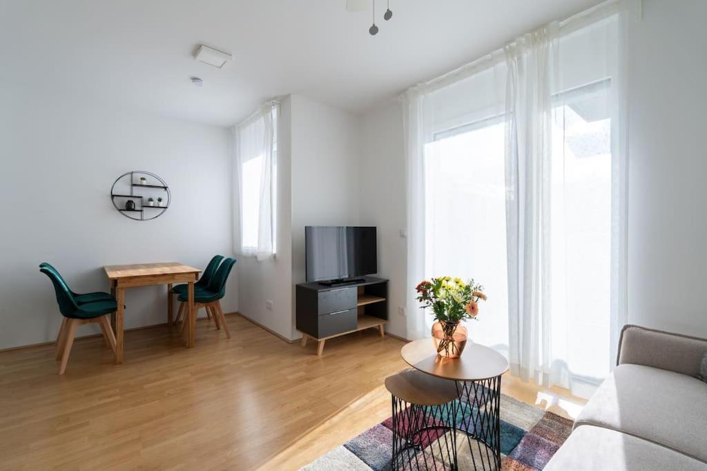 Hm • Sleek 1Br Home With Balcony Wenen Buitenkant foto