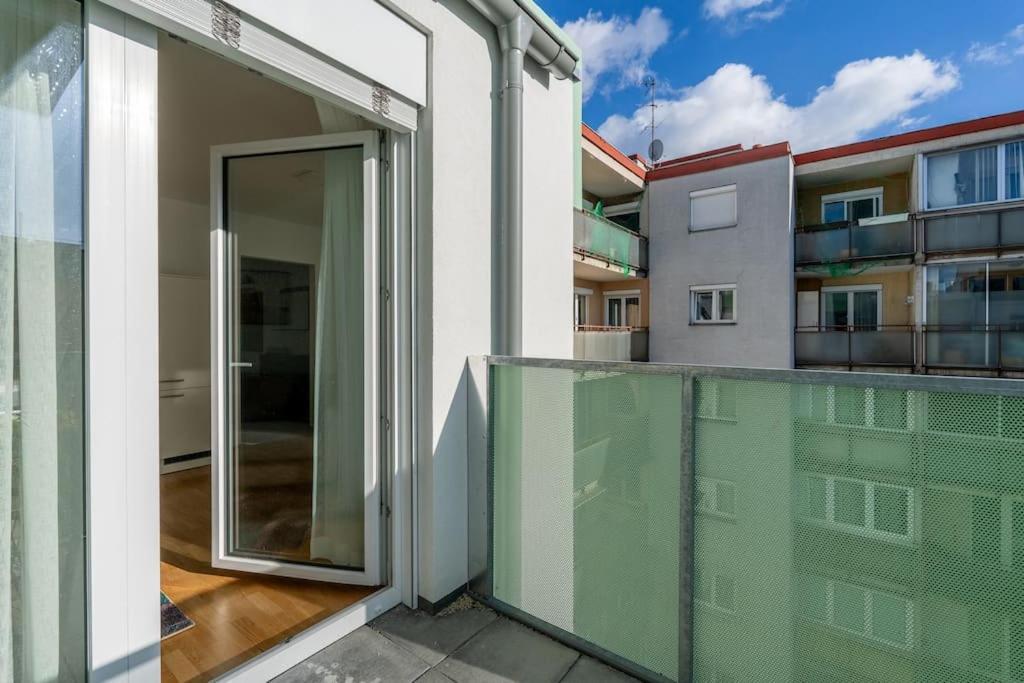 Hm • Sleek 1Br Home With Balcony Wenen Buitenkant foto