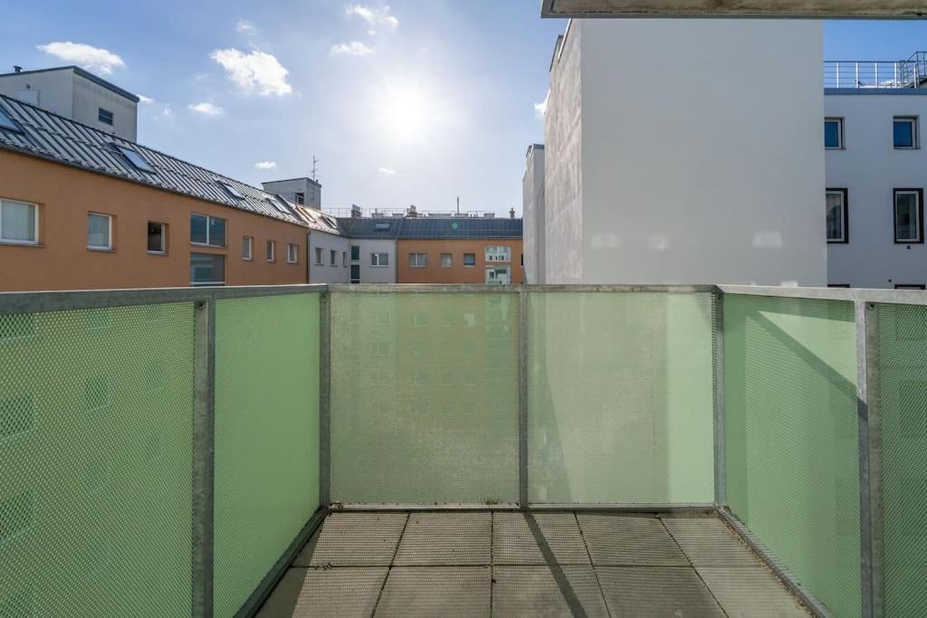 Hm • Sleek 1Br Home With Balcony Wenen Buitenkant foto